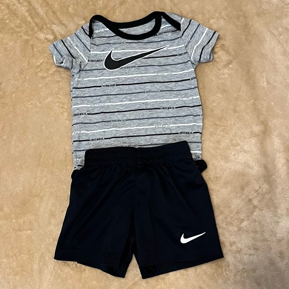 Lot of NIKE Boys Clothing T-Shirt Shorts Black Gray Boys Size 6/9 Month Logo - Picture 2 of 11